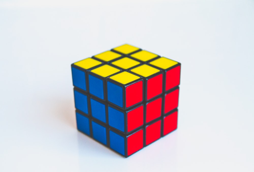 黄色、青、赤の 3x3 パズルキューブおもちゃ