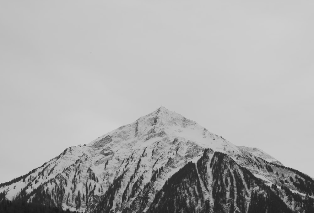 montagna coperta di neve durante il giorno