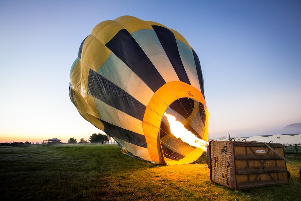 mongolfiera gialla e blu di giorno