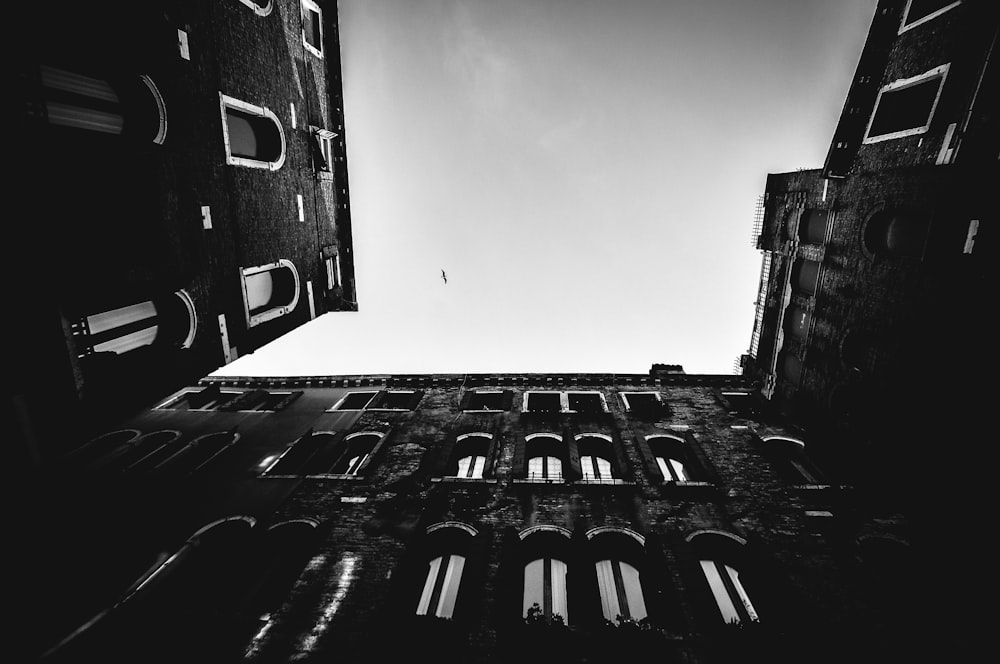 Fotografía de ángulo bajo de edificios