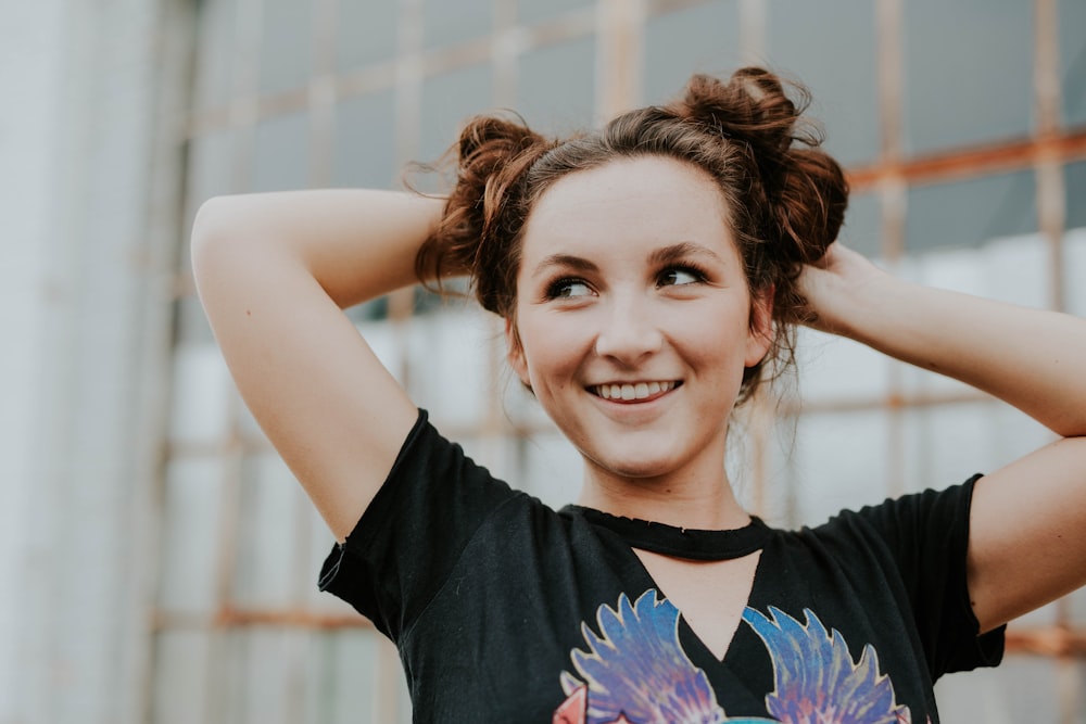 femme portant un t-shirt noir à col en V pendant la journée