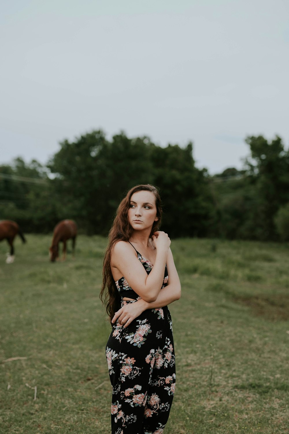 mujer con mamelucos florales negros y rosas con tirantes finos