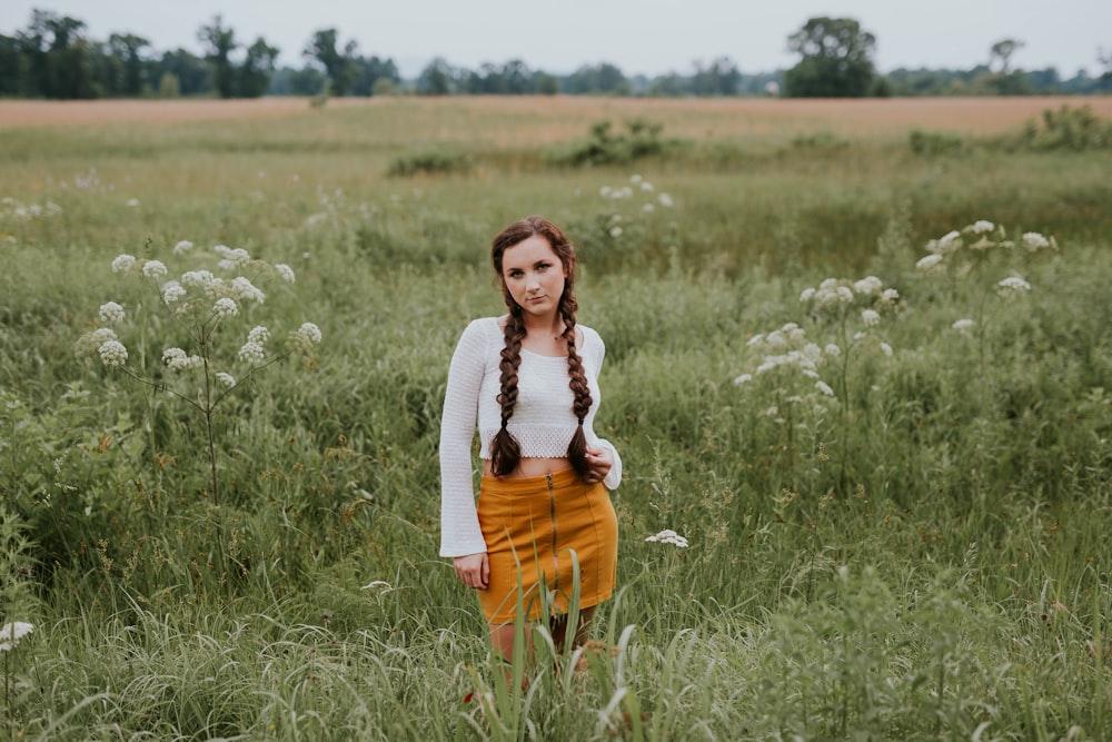 donna in piedi sul campo di erba verde