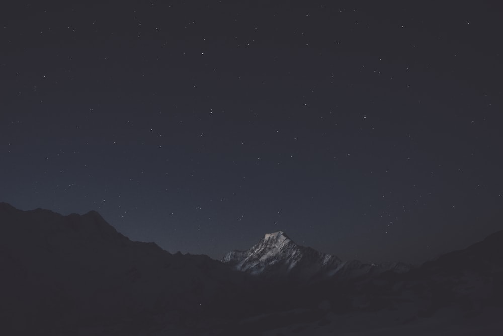 Schneebedeckter Berg in der Nacht