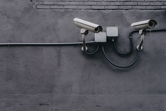 Cámaras de vigilancia instaladas en una pared