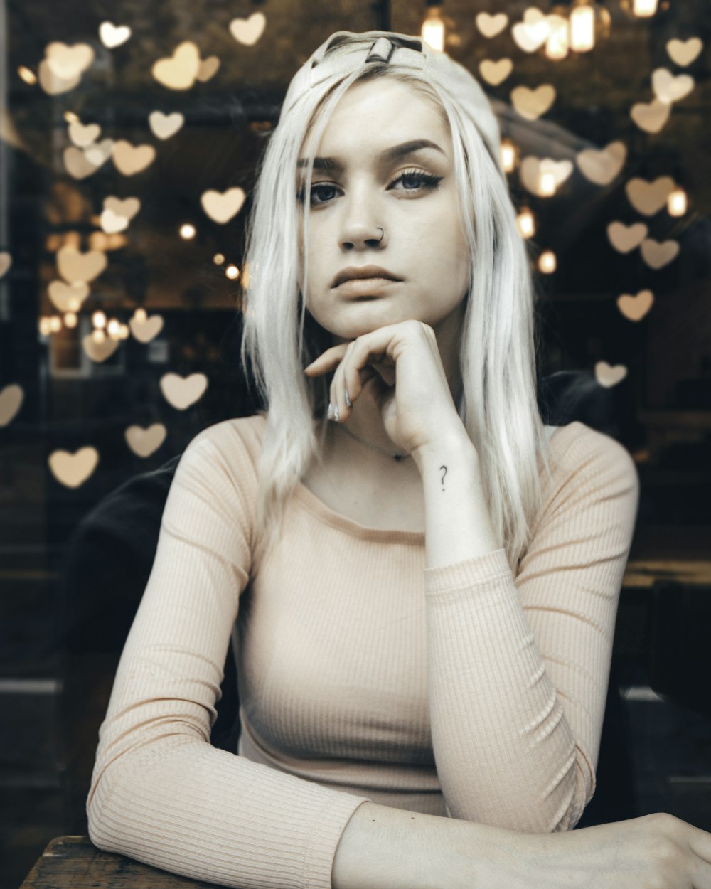 Photo de mise au point superficielle d’une femme assise sur une chaise