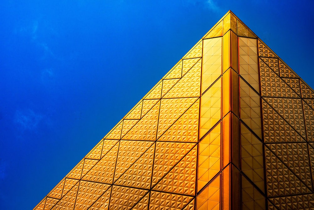 Pyramidenstruktur unter blauem Himmel