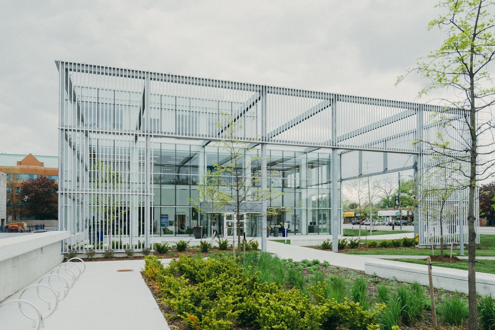 casa di vetro con giardino