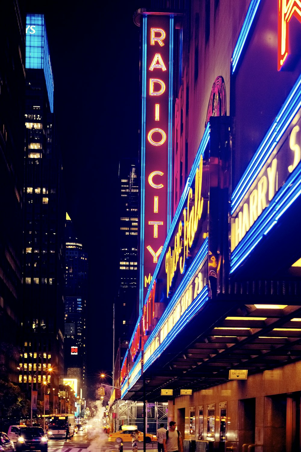 señalización iluminada de Radio City