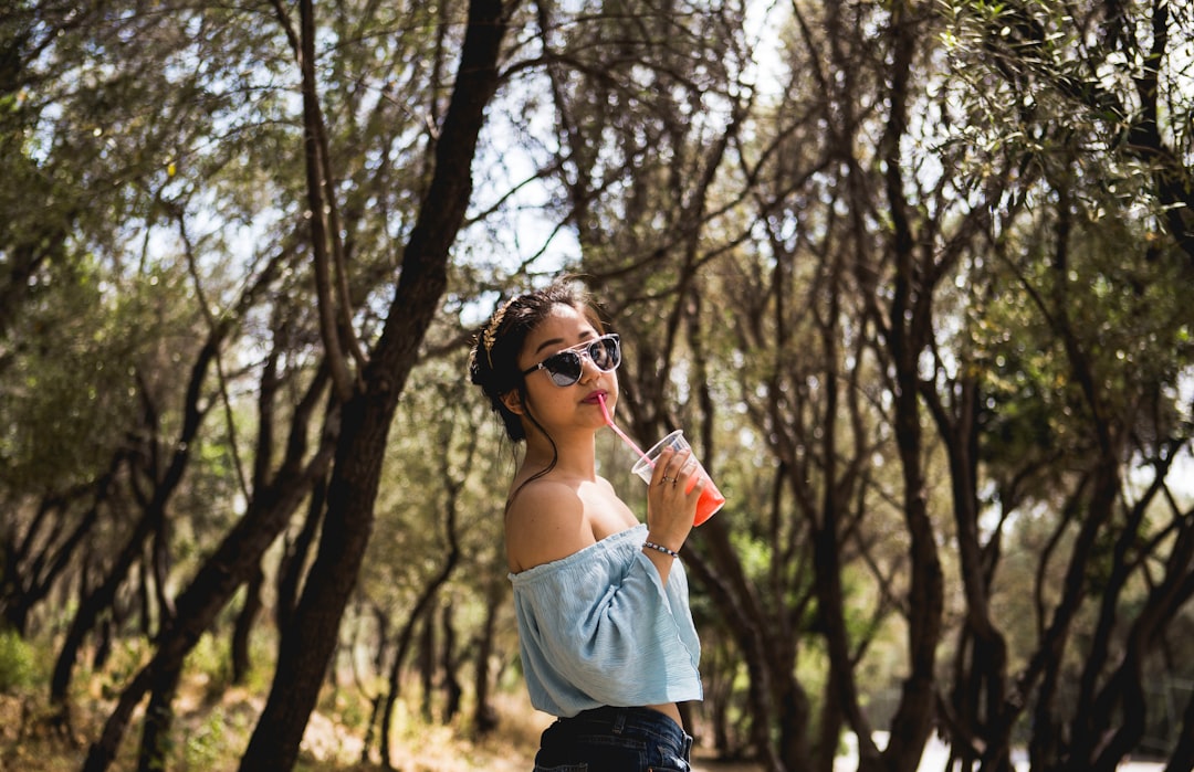 Foto de menina sozinha na natureza durante o verão