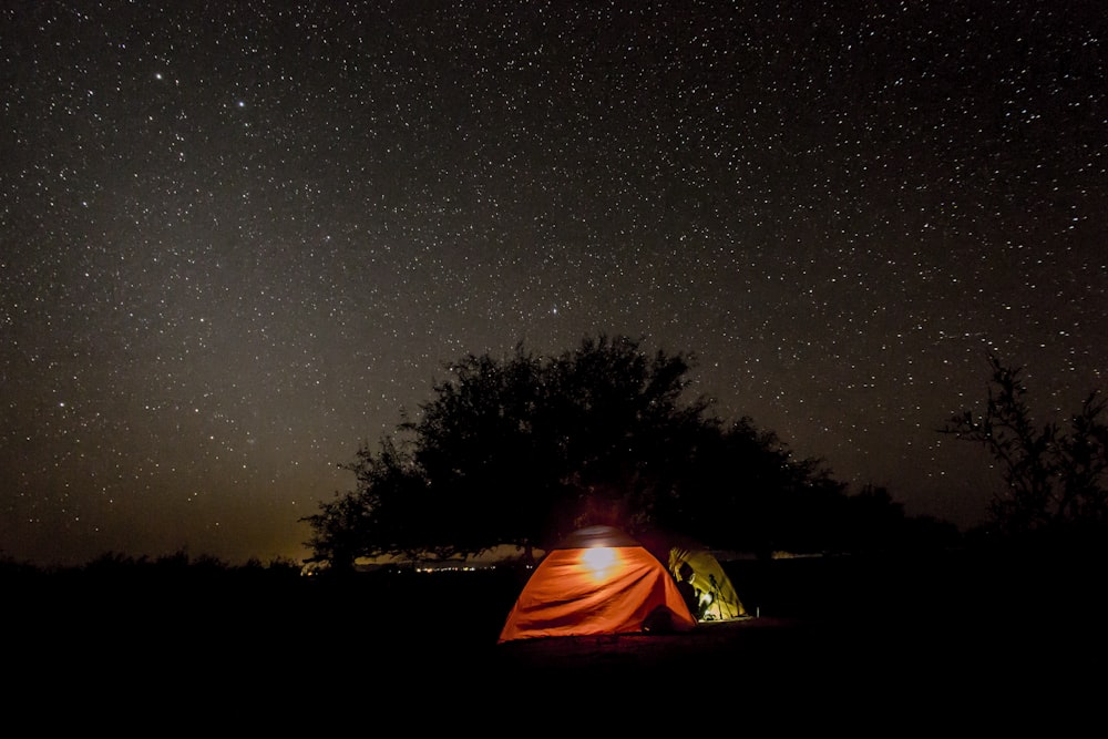 barraca de camping à noite