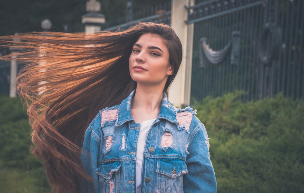 mujer ondeando su largo cabello castaño