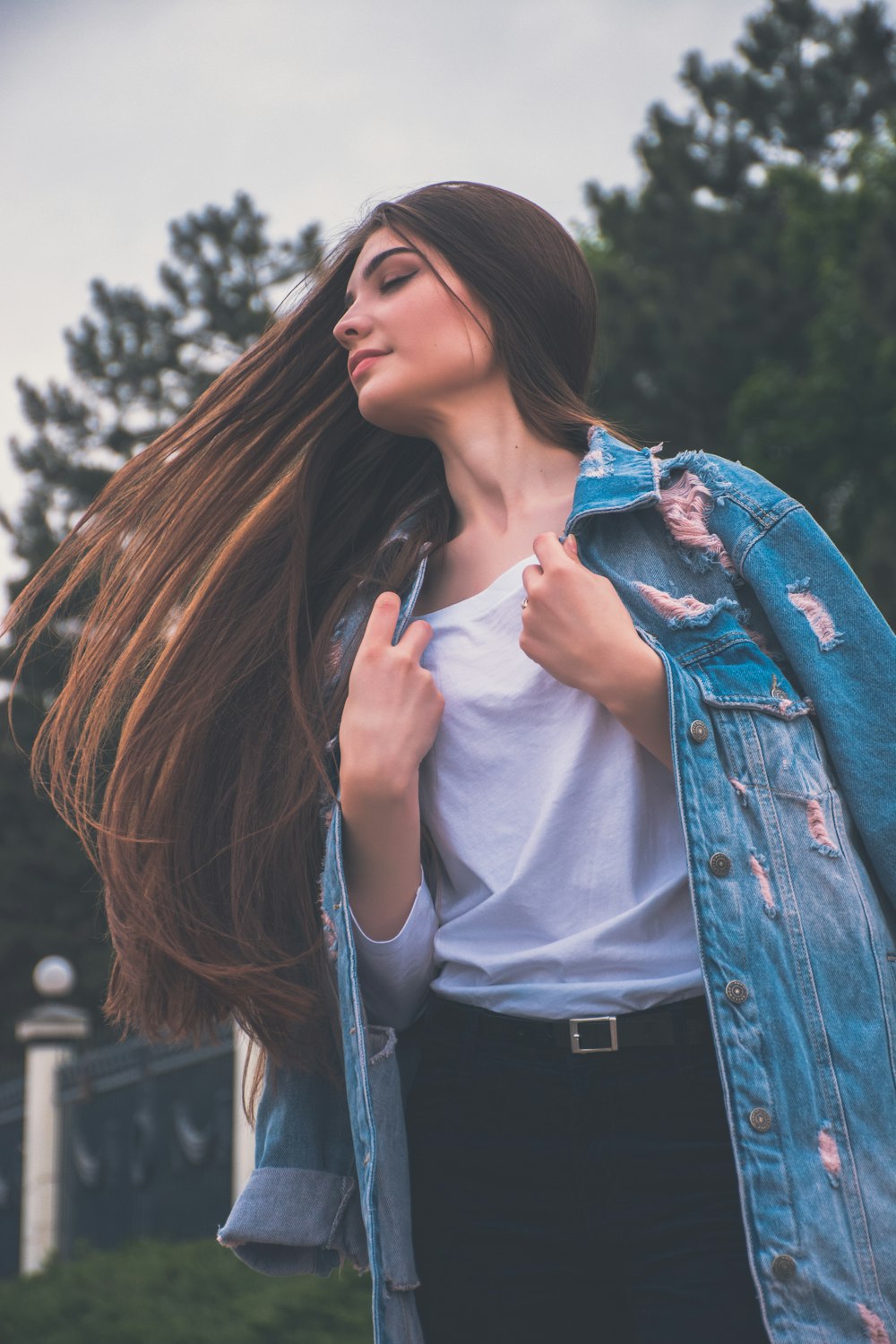 donna che tiene la sua camicia bianca che gira i capelli