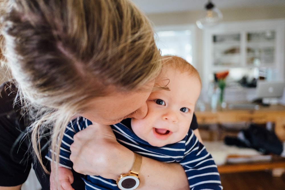 donna che porta il bambino in camicia a righe