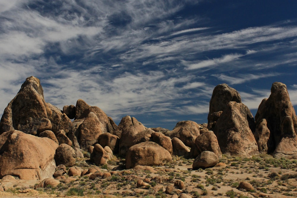 砂漠の大きな岩