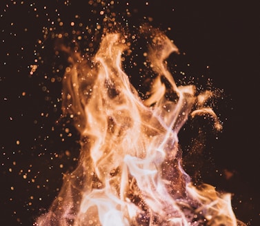 close-up photo of fire at nighttime