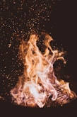 close-up photo of fire at nighttime