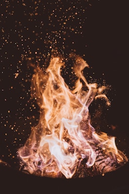 close-up photo of fire at nighttime