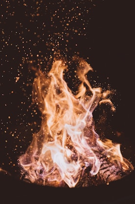 close-up photo of fire at nighttime