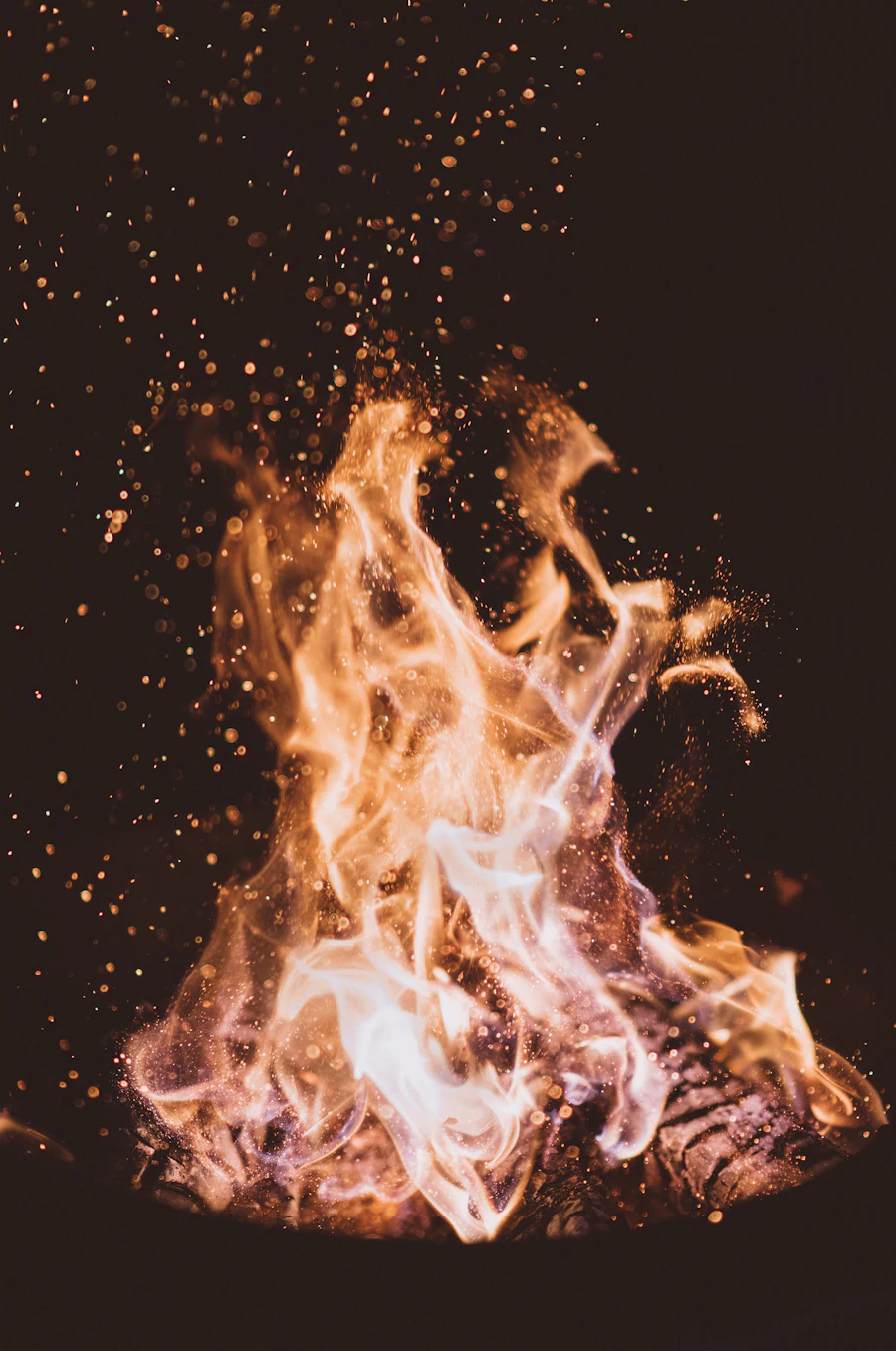Vatra izbliza u noći