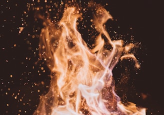 close-up photo of fire at nighttime