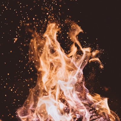 close-up photo of fire at nighttime