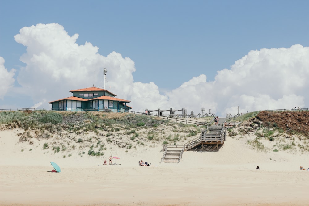 casa grigia sotto nuvole bianche