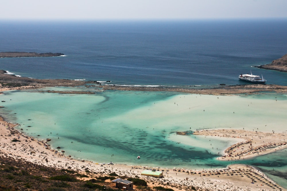 Photographie aérienne de l’île près du rivage