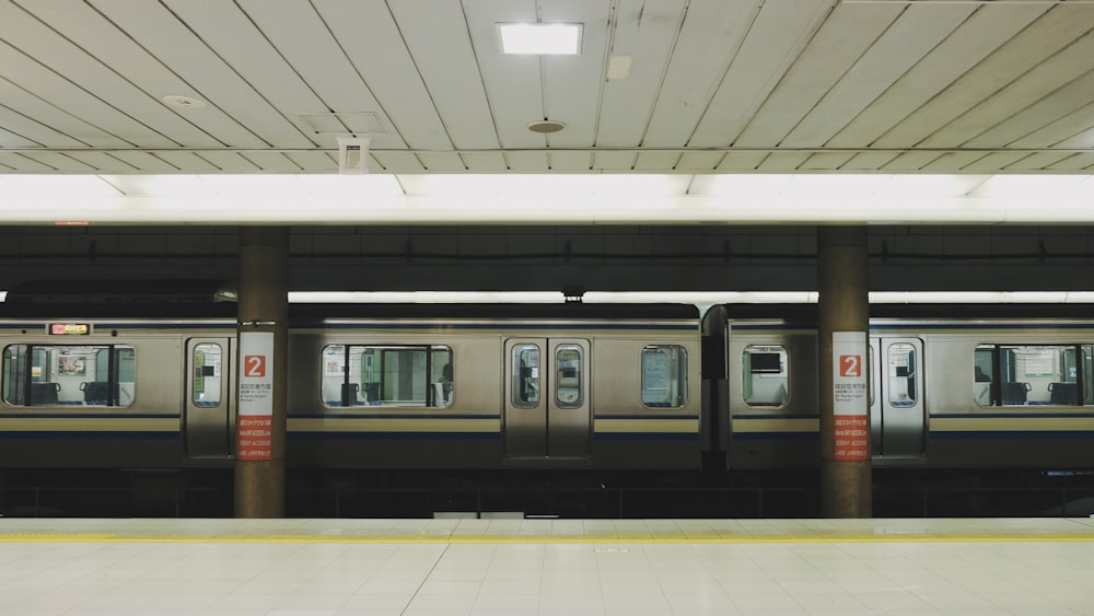 treno grigio in metropolitana