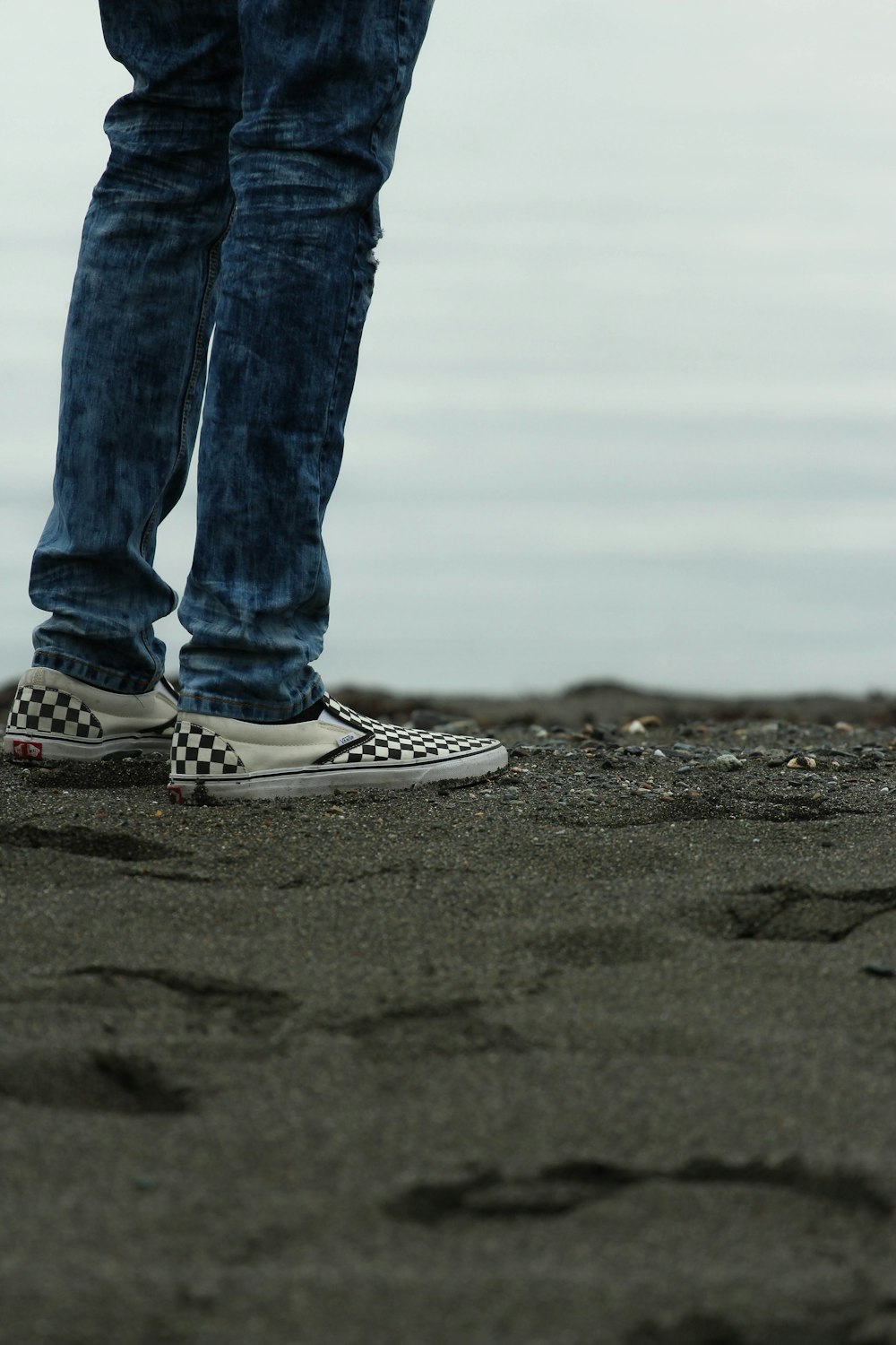 Persona de pie sobre arenas grises