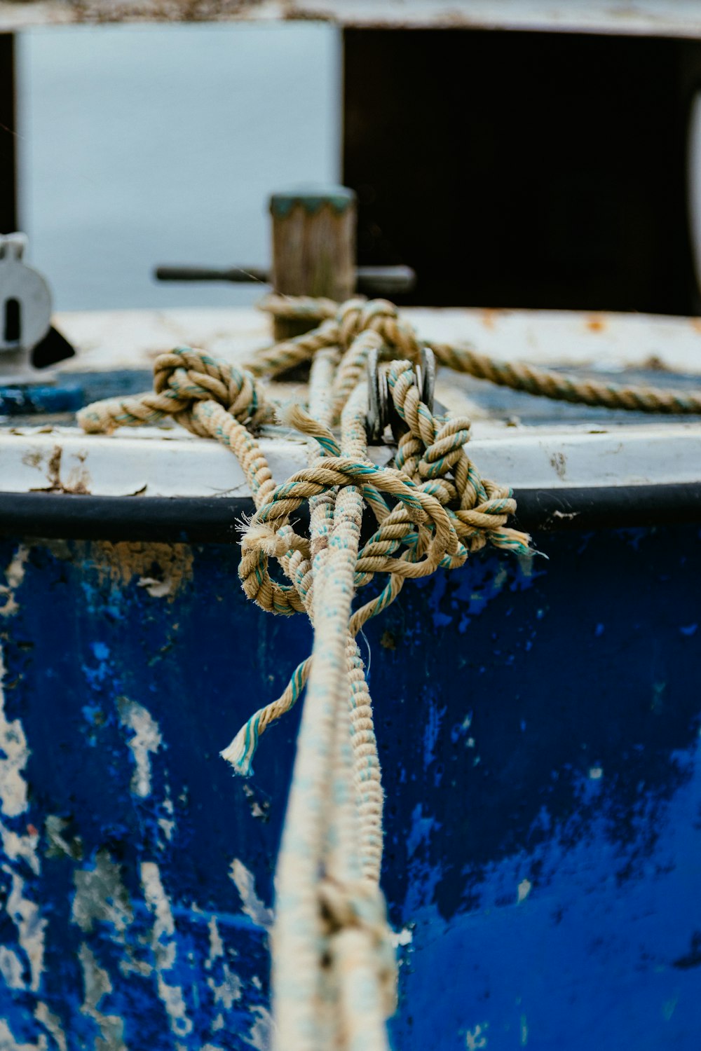 closeup photo of brown rope