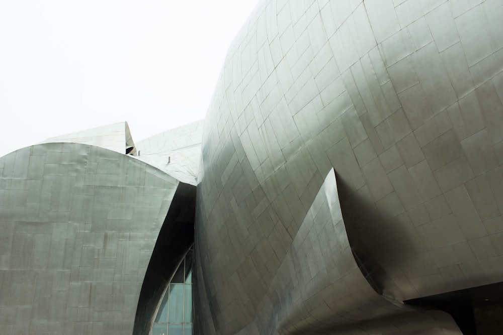 bâtiment en béton gris pendant la nuit