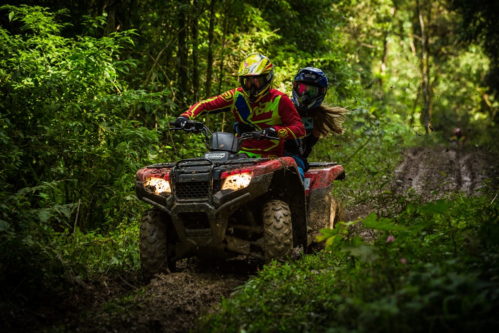 Mann und Frau fahren auf ATV