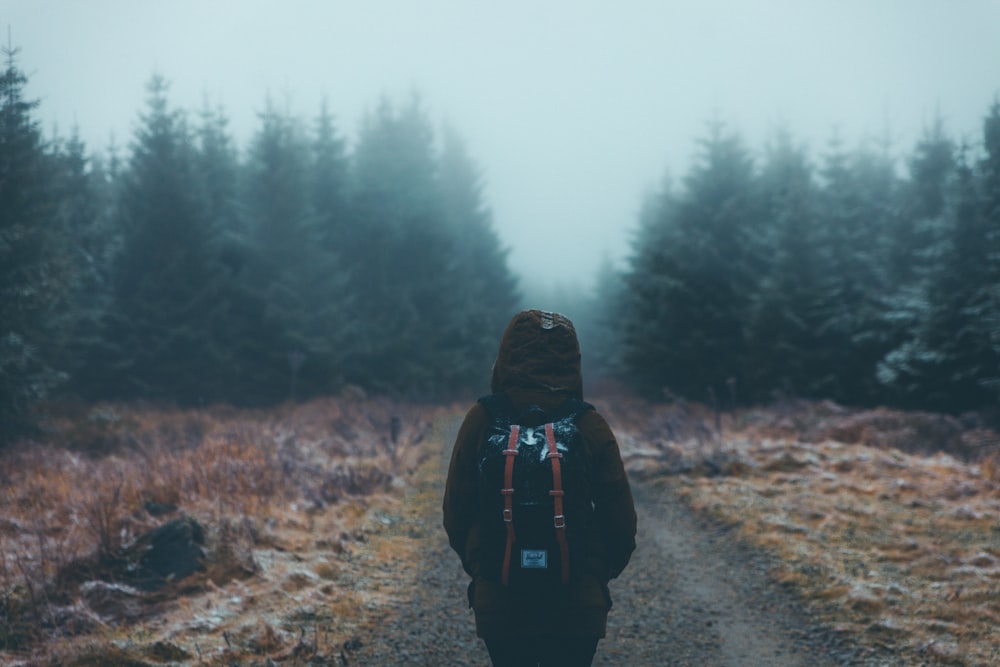 personne portant une veste noire pendant la journée