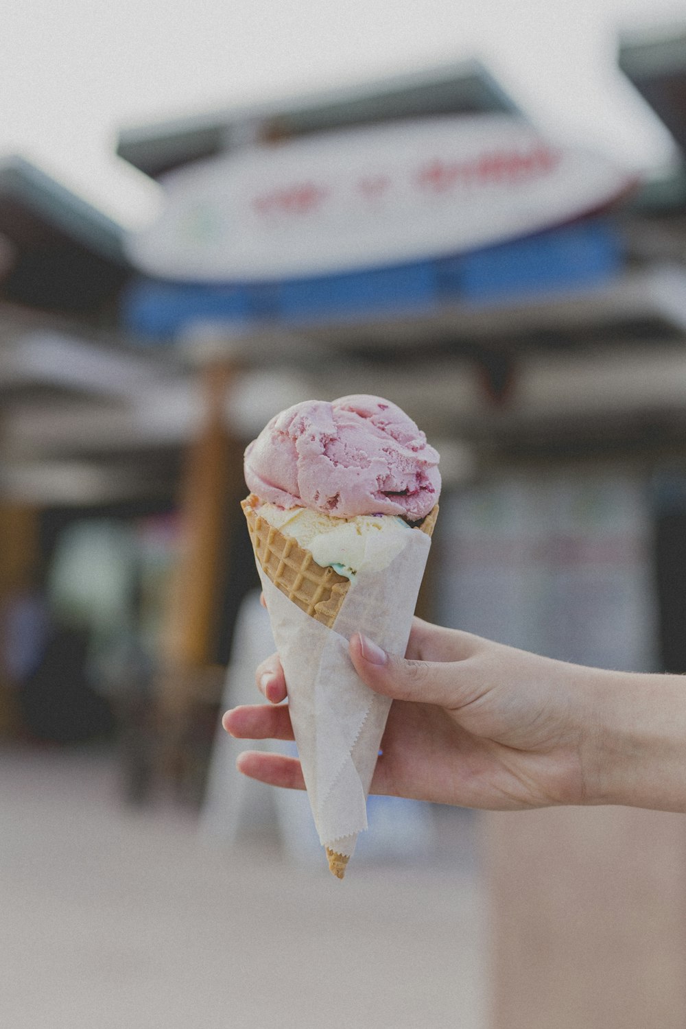 personne tenant de la crème glacée à la fraise