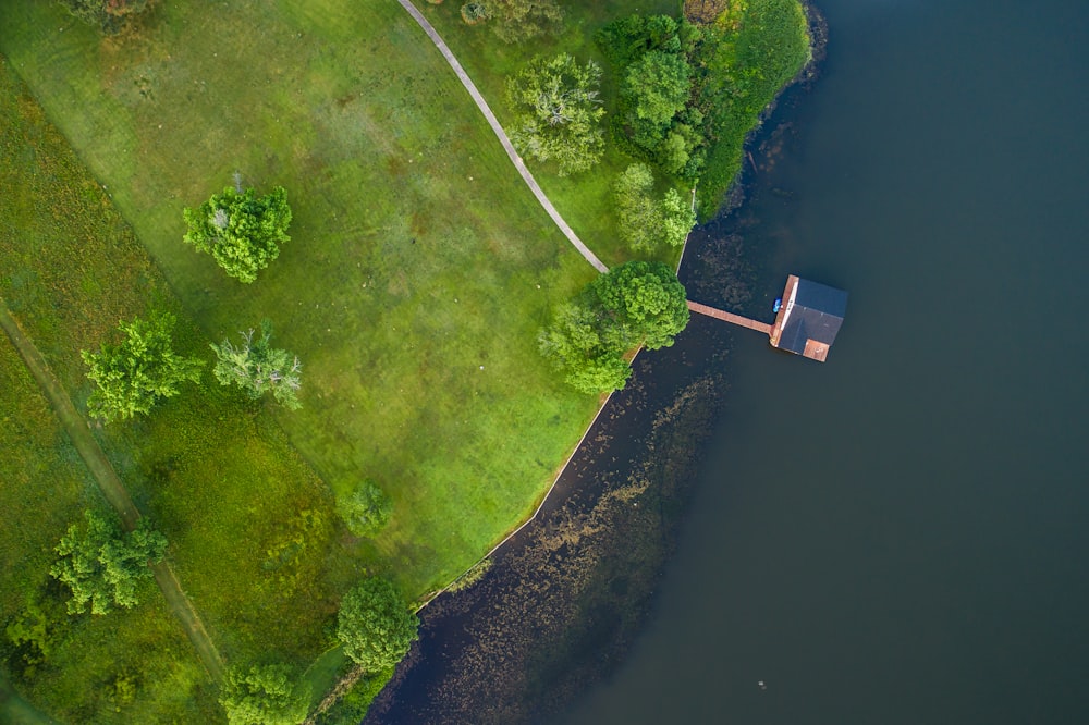 Luftaufnahme der Insel neben dem Haus