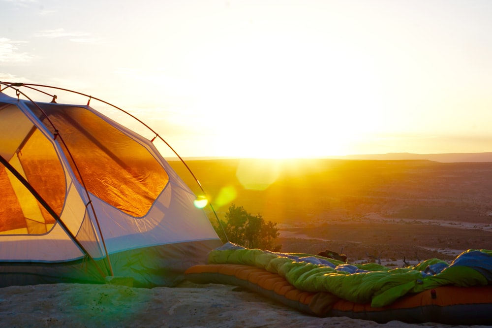 Campingzelt auf Klippe während der goldenen Stunde