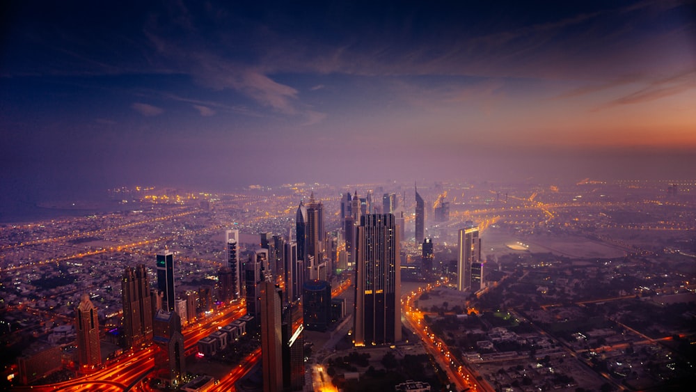 Fotografía de vista aérea de un edificio de gran altura