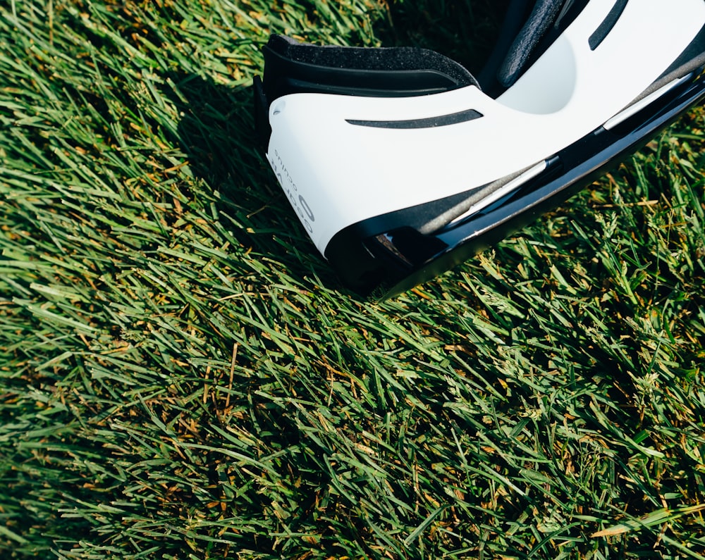 casque VR Box blanc et noir sur un terrain en herbe verte