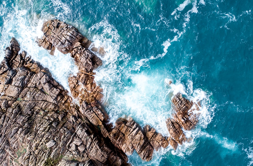 Montanha de rocha ao lado da água do oceano