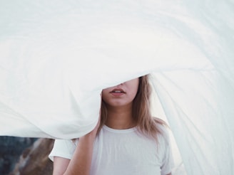 femme sous un drap blanc mym