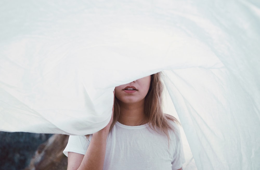 mujer bajo tela blanca