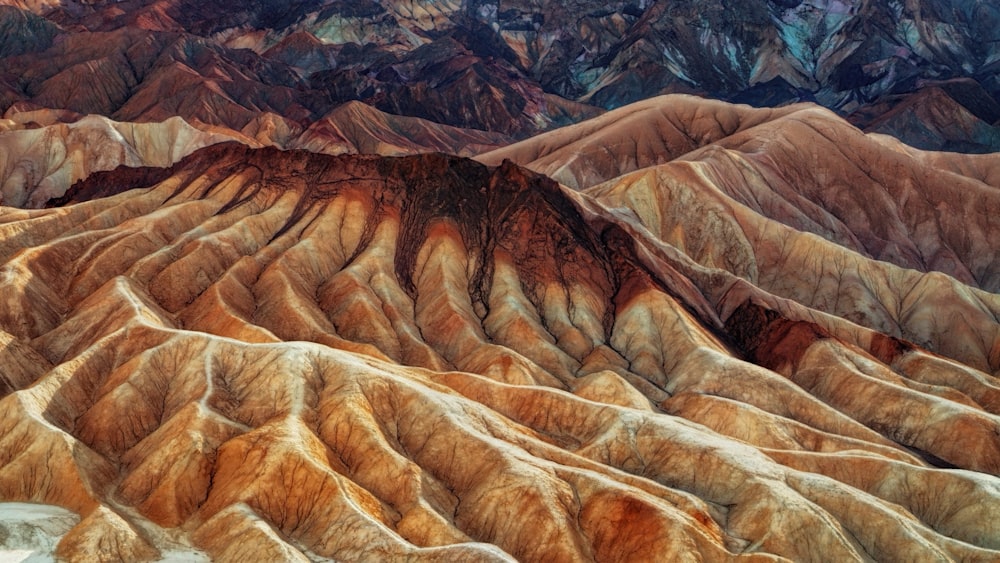 Photographie de paysage des montagnes brunes