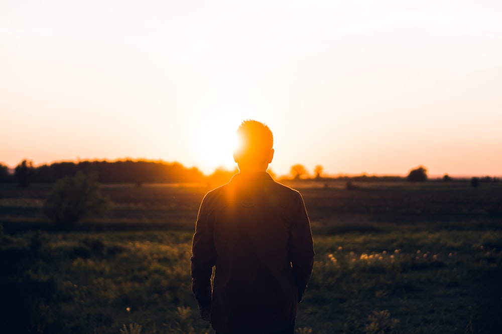 Silhouette eines Mannes mit Blick auf den Sonnenuntergang