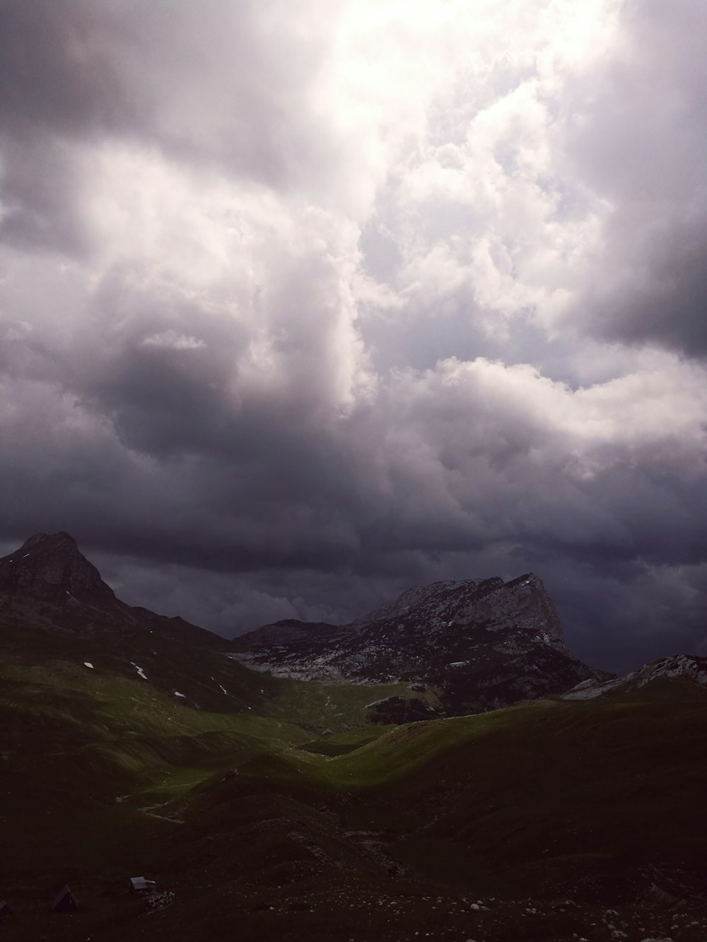 montanha coberta por nuvens