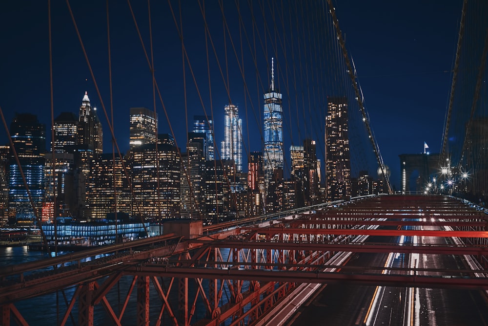 ponte perto de edifícios da cidade durante a noite