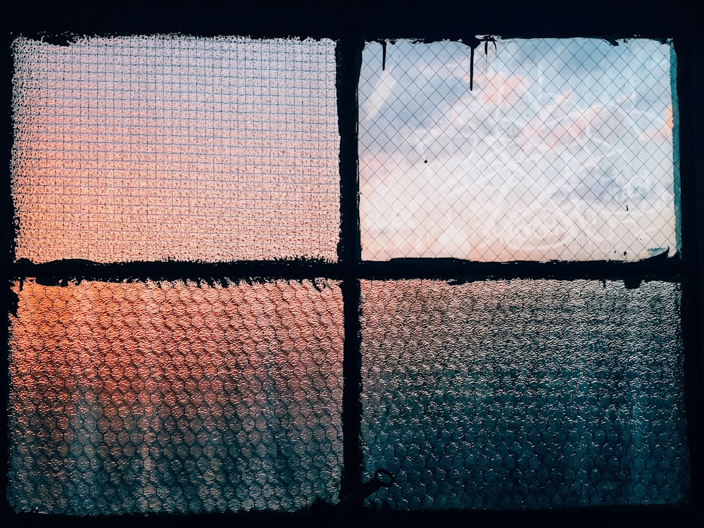 fotografia ravvicinata di finestra di vetro trasparente chiusa