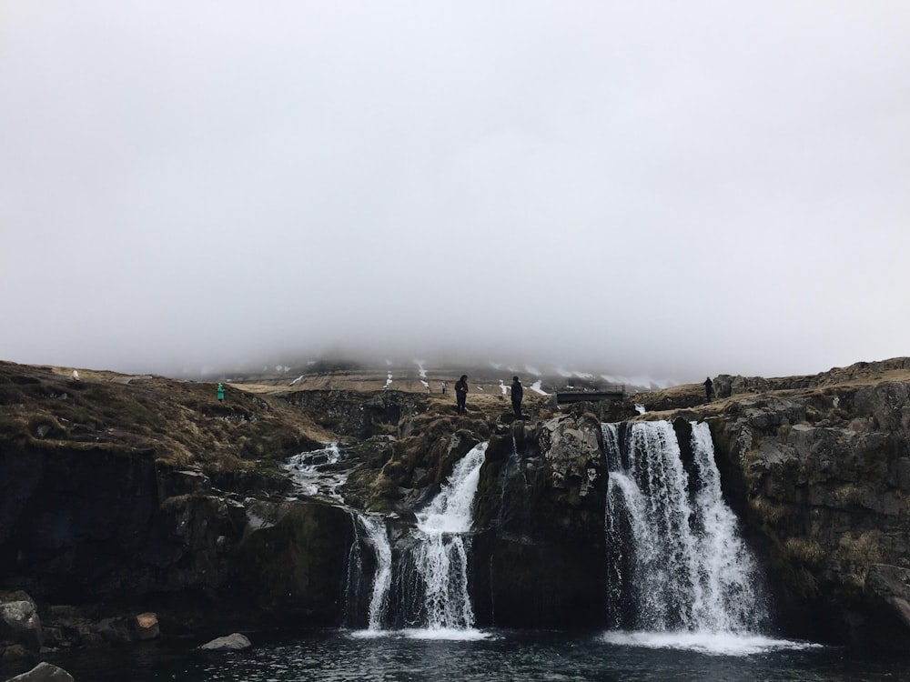 Fotografía de lapso de tiempo de cascadas