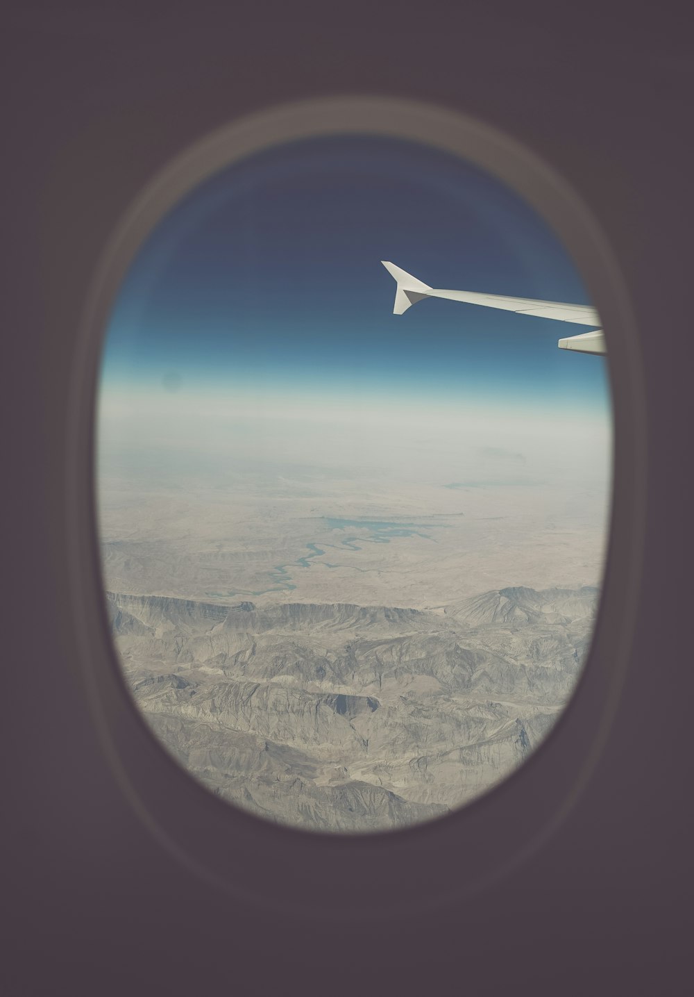 Blick auf die Berge aus dem Flugzeugfenster