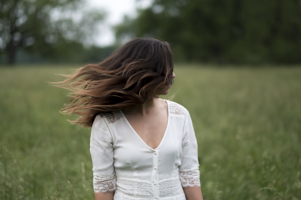 Mujer de pie en el campo de hierba